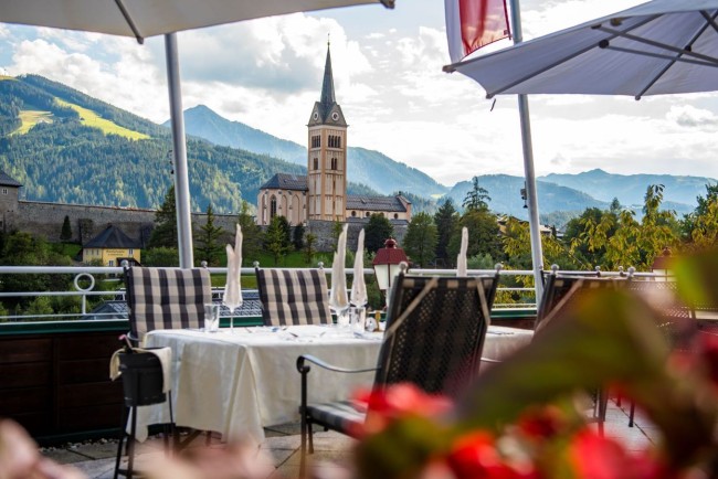 Ausblick von der Terrasse auf die historische Stadt Radstadt